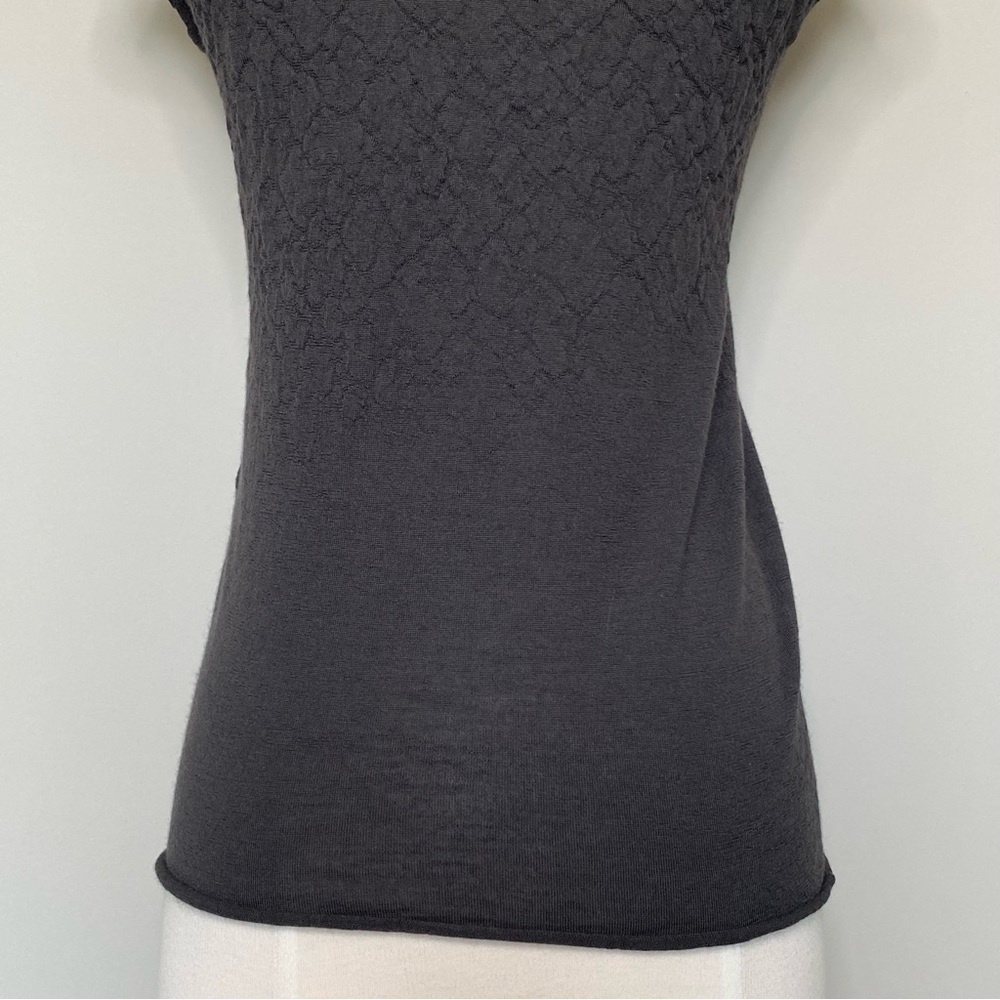 Sminfinity Short Sleeved Textured Gray Wool Sweater Tee, Small - Picture 10 of 13